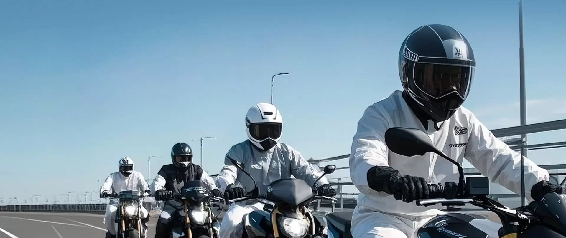 Mengendarai sepeda motor, eksplorasi luar ruangan, dan pelatihan militer