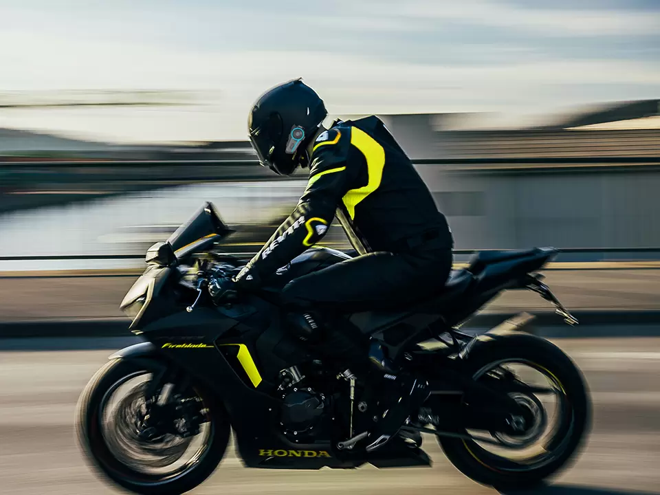 Mengendarai sepeda motor, eksplorasi luar ruangan, dan pelatihan militer