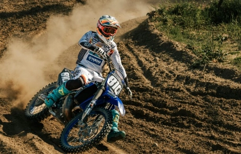 sistem komunikasi sepeda motor premium