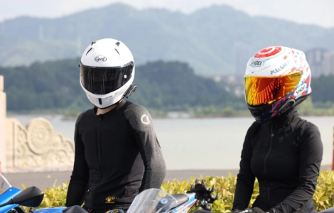 Tetap Jernih, Tetap Terhubung: Mengapa Headset Bluetooth Helm Peredam Kebisingan Sangat Penting bagi Pengendara Modern